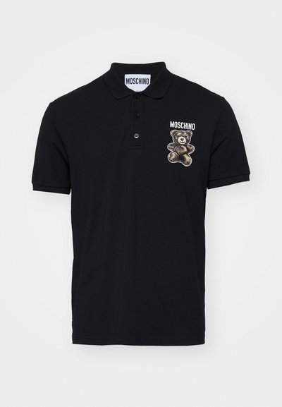 Sort polo shirt lavet af bomuld med tre-knap lukning, med et bjørne grafik og "Moschino" logo på brystet. Korte ærmer.