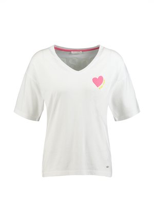 Wit V-hals T-shirt met korte mouwen en kleine roze hart afbeelding met gele tekst "More Hope" op de linkerborst.