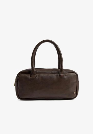 Temno rjava usnjena torbica z dvema okroglima ročajema in majhnim okroglim zlatim gumbom v spodnjem desnem kotu.