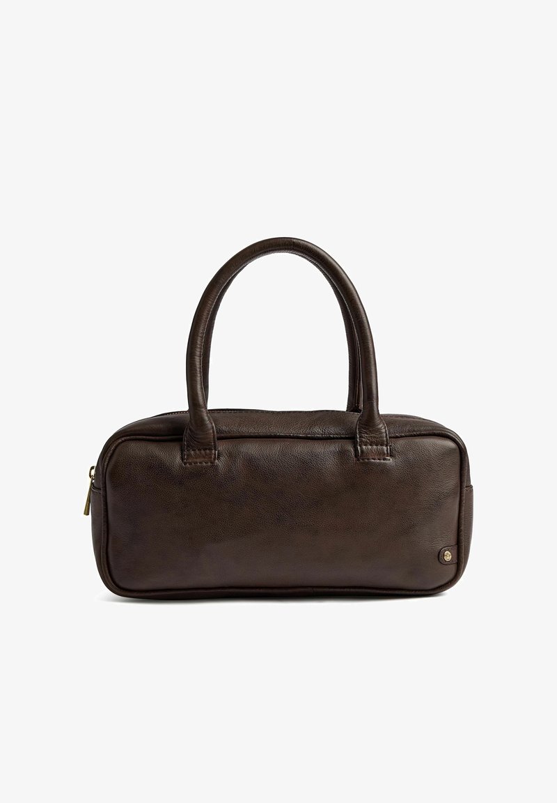 Sac à main en cuir marron foncé avec deux poignées arrondies et un petit bouton rond doré en détail dans le coin inférieur droit.