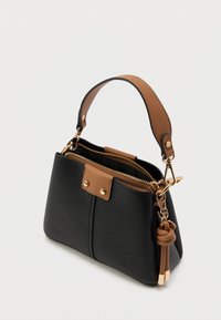 Czarna torebka skórzana o teksturowej fakturze z brązowym akcentem, złotymi detalami, podwójnym zamknięciem na zamek oraz węzłowym charms'em po boku.