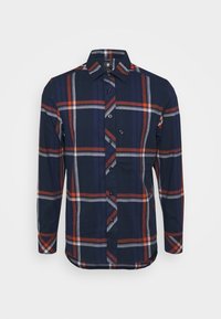 Långärmad navy-rutig skjorta med röda och grå rutor, knäppning med krage och en enkel bröstficka. Vävd tygtextur.