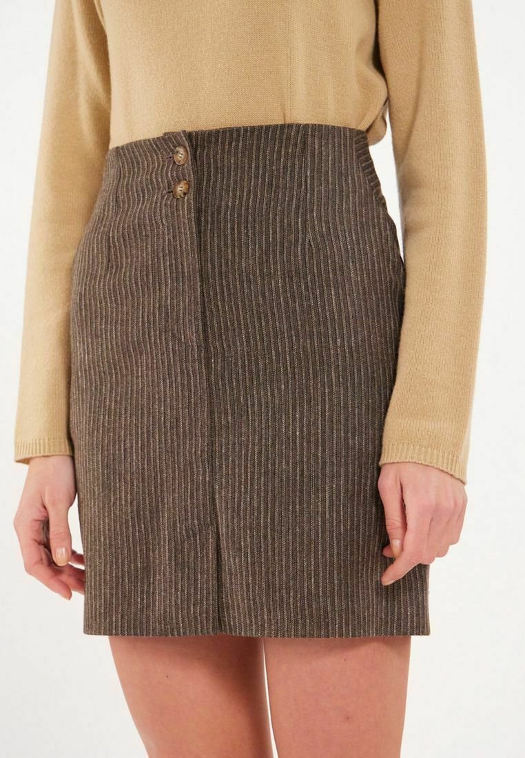 Jupe brune à rayures avec taille haute, dotée de deux boutons sur le devant et d'un léger fente à l'avant, fabriquée dans un tissu texturé.