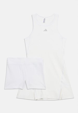 Vestido deportivo blanco sin mangas con pantalones cortos incorporados y logo de Adidas en el pecho, diseñado para actividades deportivas.