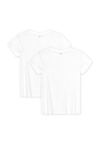 T-shirt in cotone bianco con maniche corte, design a girocollo, texture liscia e senza motivi o dettagli visibili. Due magliette mostrate una dietro l'altra.