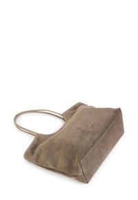 Ruskea mokkanahkainen olkalaukku, jossa on ohuet, beigehtävät olkahihnat ja suorakaiteen muotoinen. Yhdellä sivulla näkyy merkittävä kullanvärinen logoyksityiskohta.