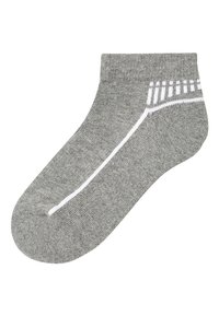 Chaussette gris au niveau de la cheville fabriquée en tissu doux et texturé, avec un motif à rayures blanches et un bord côtelé en haut.