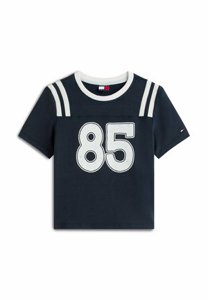 Donkerblauw shirt met korte mouwen, witte kraag, twee witte schouderstrepen en een groot wit cijfer "85" op de voorkant.