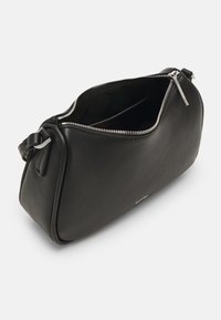 Calvin Klein REFINE SHOULDER BAG - Håndveske - black