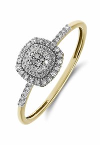 Gouden ring met een vierkant, gestructureerd zilveren midden dat kleine diamanten bevat, omringd door een halo van extra diamanten op de band.