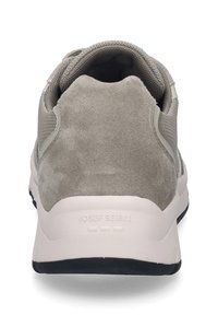 Grauer Sneaker mit einer Kombination aus Wildleder- und Mesh-Materialien, einer abgerundeten Form, gepolsterten Sohlen und dezentem Branding auf der Ferse.