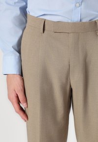 Isaac Dewhirst THE PREMIUM BLEND  - Κοστούμι - taupe