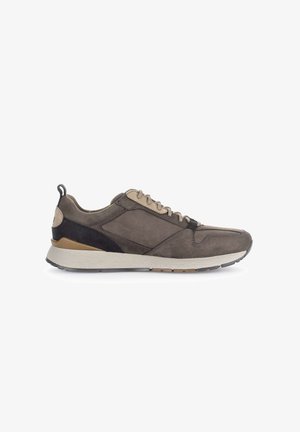Braune Wildledersneaker mit beigem Lederakzent, ausgestattet mit einer strukturierten grauen Gummisohle, Schnürdesign und einer Zuglasche auf der Rückseite.