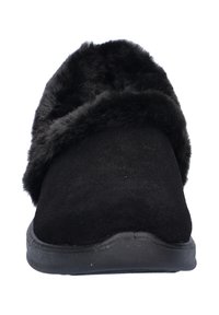 Zwarte pantoffel met een zachte, met bont gevoerde bovenkant, van suede materiaal, en een gestructureerde zwarte rubberen zool. Beschikt over een ronde teen en geen sluitingen.