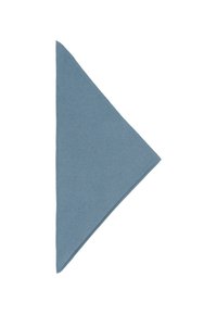 Niebieski trójkątny szalik wykonany z miękkiego materiału, z gładką fakturą i obszytymi krawędziami. Prostota i minimalistyczny design.