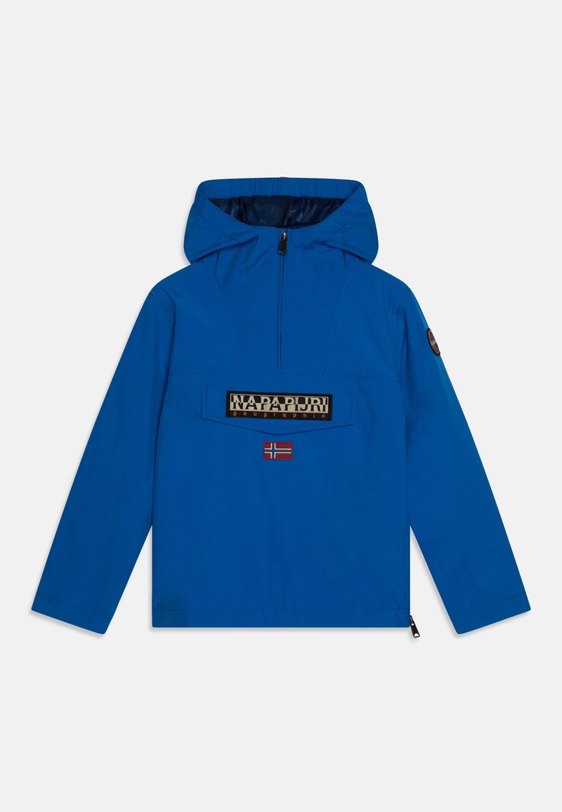 Veste à capuche bleue avec poche zippée à l'avant, logo Napapijri au-dessus d'un petit patch drapeau norvégien sur la poitrine.