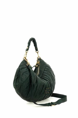 Borsa a mezzaluna verde scuro con texture arricciata, ferrature dorate, manico corto e tracolla lunga regolabile.