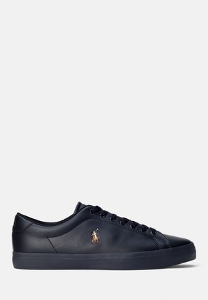 Schwarzer Low-Top-Lederschuh mit schwarzen Schnürsenkeln und einem kleinen gestickten Polo-Spieler-Logo an der Seite.