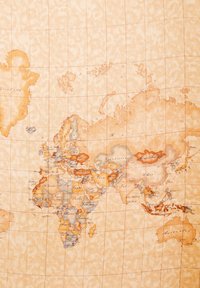 Illustrazione della mappa del mondo con uno sfondo beige chiaro, caratterizzata da forme terrestri in stile acquerello in toni smorzati di marrone e blu, dettagliata con linee della griglia.