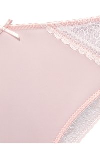 Roza čipkasta in gladka tkanina spodnjega perila, ki ima nežno čipkast rob na eni strani in majhen lok na pasu.