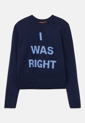Maglione blu navy con polsini e bordo a coste, con la scritta azzurra "HO AVUTO RAGIONE" sulla parte anteriore.