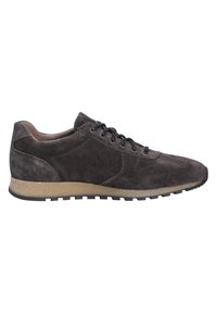 Scarpa sportiva in suede grigia con lacci neri, suola in gomma testurizzata e profilo basso. Presenta un design liscio e pulito con accenti minimi.