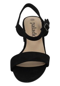 Sandal in suede nero con una ampia fascia frontale e una cinghia alla caviglia con fibbia argentata. Sottopiede liscio con dettaglio del marchio. Taglia 37.