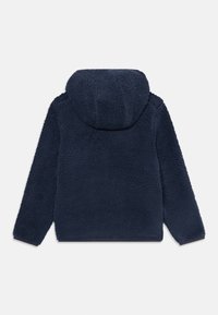 Giacca in pile blu navy con cappuccio, caratterizzata da una superficie morbida e texture, maniche lunghe e progettata senza dettagli frontali o chiusure.