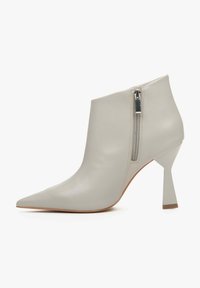 Botki za kostkę z ostrym noskiem w gładkiej, jasnoszarej skórze, z bocznym zamkiem błyskawicznym, cylindrycznym wysokim obcasem i eleganckim designem.