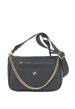 Borsa a tracolla in pelle nera con dettaglio catena dorata, tasca frontale con zip e tracolla in tessuto regolabile con fibbia dorata.