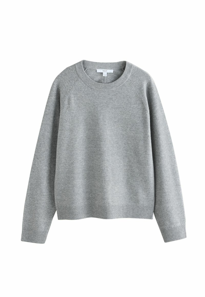 Suéter gris de punto con mangas raglán largas, cuello redondo y dobladillo acanalado. Textura suave y corte relajado, adecuado para un uso casual.