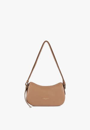 Sac à bandoulière en cuir couleur cognac avec une forme incurvée, fermeture zippée et bandoulière réglable. Présente un logo discret imprimé sur le devant.
