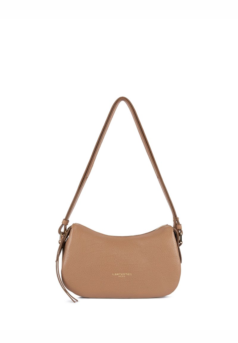 Sac à bandoulière en cuir couleur cognac avec une forme incurvée, fermeture zippée et bandoulière réglable. Présente un logo discret imprimé sur le devant.