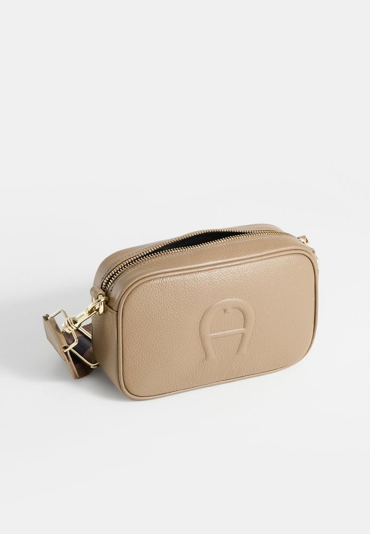Helles Leder-Crossbody-Täschchen mit einer strukturierten rechteckigen Form, Reißverschluss, und goldfarbener Hardware mit einem auf der Vorderseite geprägten Logo.