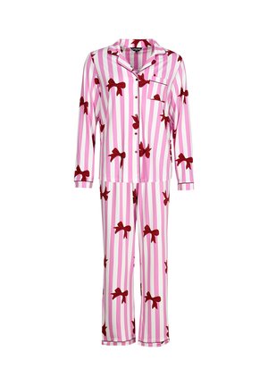 Ensemble de pyjama présentant un design rayé rose et blanc avec des nœuds rouges. Fabriqué en tissu doux, il comprend un col et un devant à boutons.