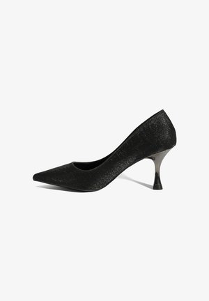 Schwarzer Pumps mit hohem Absatz, spitzer Schuhspitze, strukturiertem Material und glänzendem silbernem Absatzakzent. Klassische Silhouette mit schlankem Design.