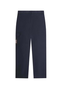 Námornícky modré rovné nohavice s cargo strihom a bočnou vreckom, na ľavom stehne s malým nášivkou Union Jack.