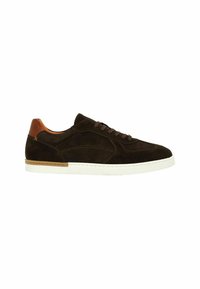 Bruine suède sneakers met een ronde neus, vetersluiting, leren accenten bij de hiel en een witte rubberen zool met stikseldetails.