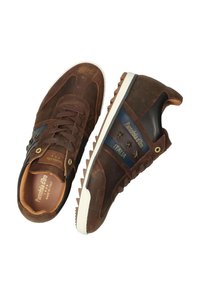 Hnědé semifinálové tenisky s texturovaným povrchem, modrými akcenty, hvězdnými detaily a bílou gumovou podrážkou se zigzagovým vzorem.