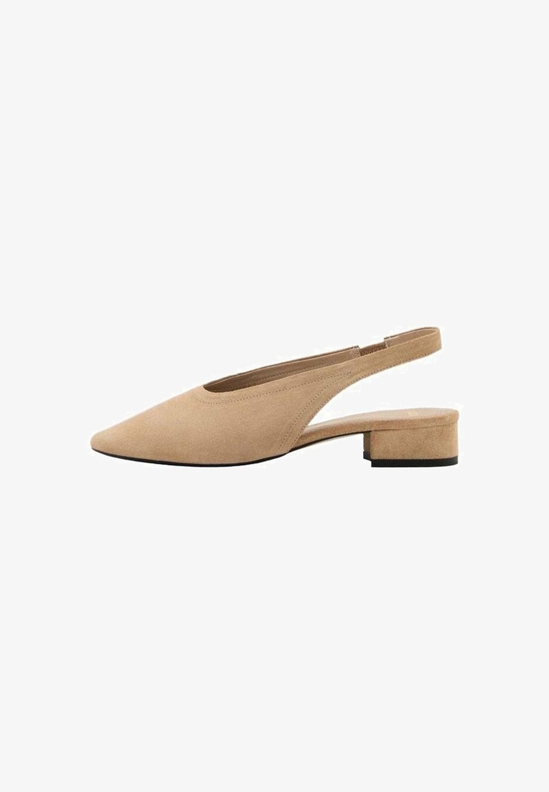 Chaussure slingback à bout pointu en daim beige avec un petit talon bloc et une semelle noire, vue de côté sur fond blanc.