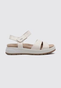 Sandalia ligera beige con parte superior de cuero suave, correa ajustable, diseño de bandas cruzadas y suela de goma blanca texturizada.