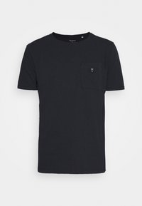 Schwarzes Baumwoll-T-Shirt mit kurzen Ärmeln, Rundhalsausschnitt und einer Brusttasche mit einem kleinen Logo. Einfaches, minimalistisches Design ohne Muster.