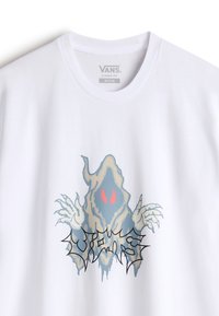 Weißes T-Shirt mit einem geisterhaften Motiv in Blau- und Grautönen, roten Augen und klauenartigen Händen, ergänzt durch schwarzen, stilisierten Text.