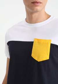Urban Classics 3-TONE POCKET TEE - Marškinėliai su spaudiniu - navy/white/chromeyellow