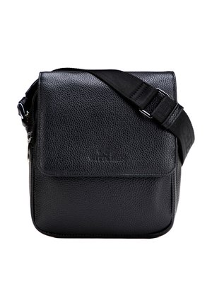 Czarna torebka listonoszka z teksturowanej skóry z regulowanym paskiem z tkaniny i klapką na zapięcie, kompaktowy prostokątny kształt.