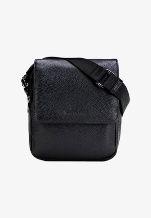 Zwart gestructureerde leren crossbodytas met verstelbare stoffen schouderriem en klepsluiting, compacte rechthoekige vorm.