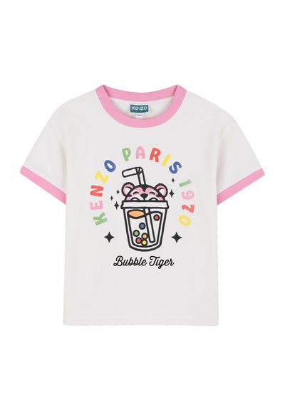 Biały bawełniany t-shirt z krótkimi rękawami, różowym kołnierzem i akcentami na rękawach. Posiada kolorowy nadruk graficzny przedstawiający napój z twarzą niedźwiedzia.