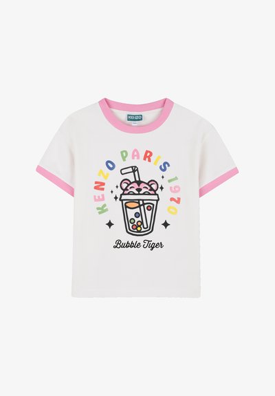 Biały bawełniany t-shirt z krótkimi rękawami, różowym kołnierzem i akcentami na rękawach. Posiada kolorowy nadruk graficzny przedstawiający napój z twarzą niedźwiedzia.