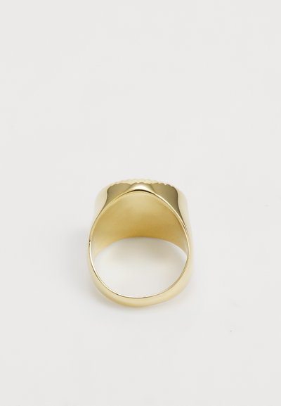 Anello d'oro con superficie liscia e lucida, fascia arrotondata e bordo scallopato sulla parte superiore. Design semplice e minimalista.
