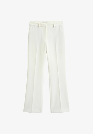 Weiße maßgeschneiderte Hose mit Gürtelschlaufen, vorderer Bügelfalte und Reißverschluss, dargestellt auf weißem Hintergrund.